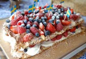 Marängtårta med jordgubbar, hallon och blåbär Marängtårta med jordgubbar, hallon och blåbär
